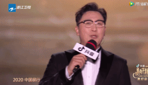 卫视跨年晚会意外连连,直播镜头晃动、何炅泪洒现场、张靓颖耳环脱落