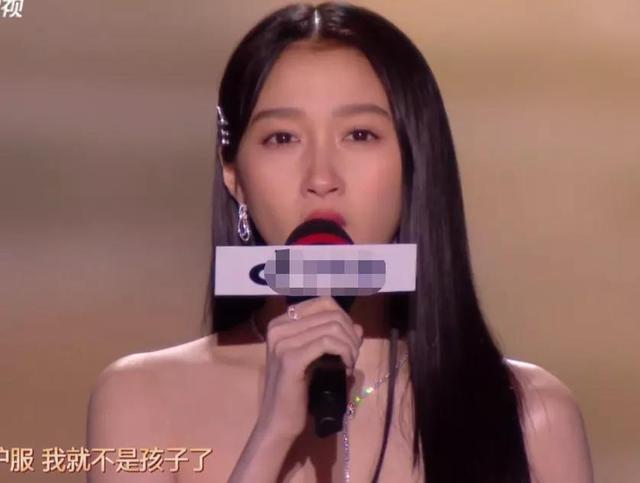 卫视跨年晚会意外连连,直播镜头晃动、何炅泪洒现场、张靓颖耳环脱落