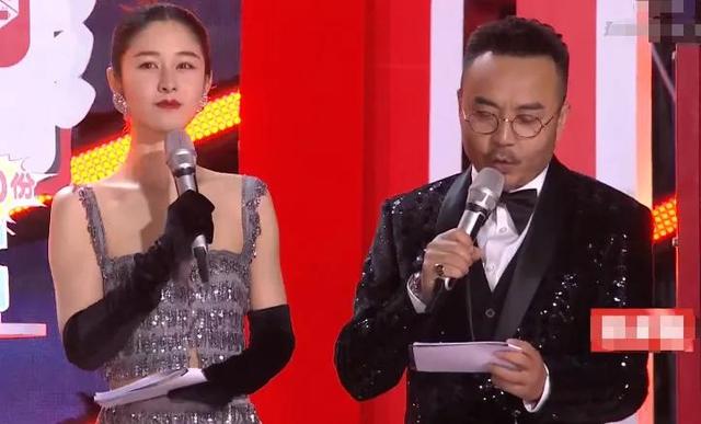 卫视跨年晚会意外连连,直播镜头晃动、何炅泪洒现场、张靓颖耳环脱落
