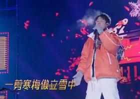 卫视跨年晚会意外连连,直播镜头晃动、何炅泪洒现场、张靓颖耳环脱落