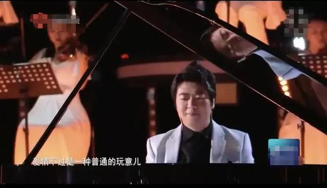 卫视跨年晚会意外连连,直播镜头晃动、何炅泪洒现场、张靓颖耳环脱落